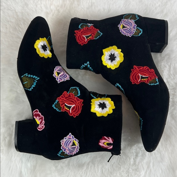 Betsy Johnson Twiggy booties 60’s vibe - Picture 5 of 11